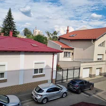 Cozy Apartment Near City Center Bucarest Exterior foto