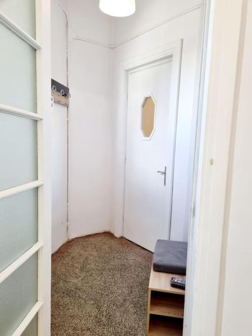 Cozy Apartment Near City Center Bucarest Exterior foto