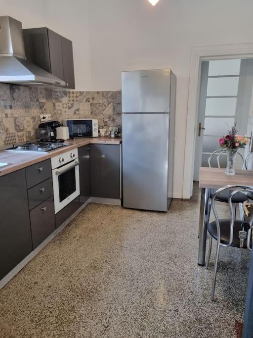 Cozy Apartment Near City Center Bucarest Exterior foto