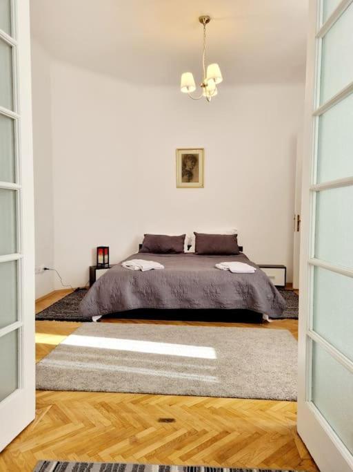 Cozy Apartment Near City Center Bucarest Exterior foto