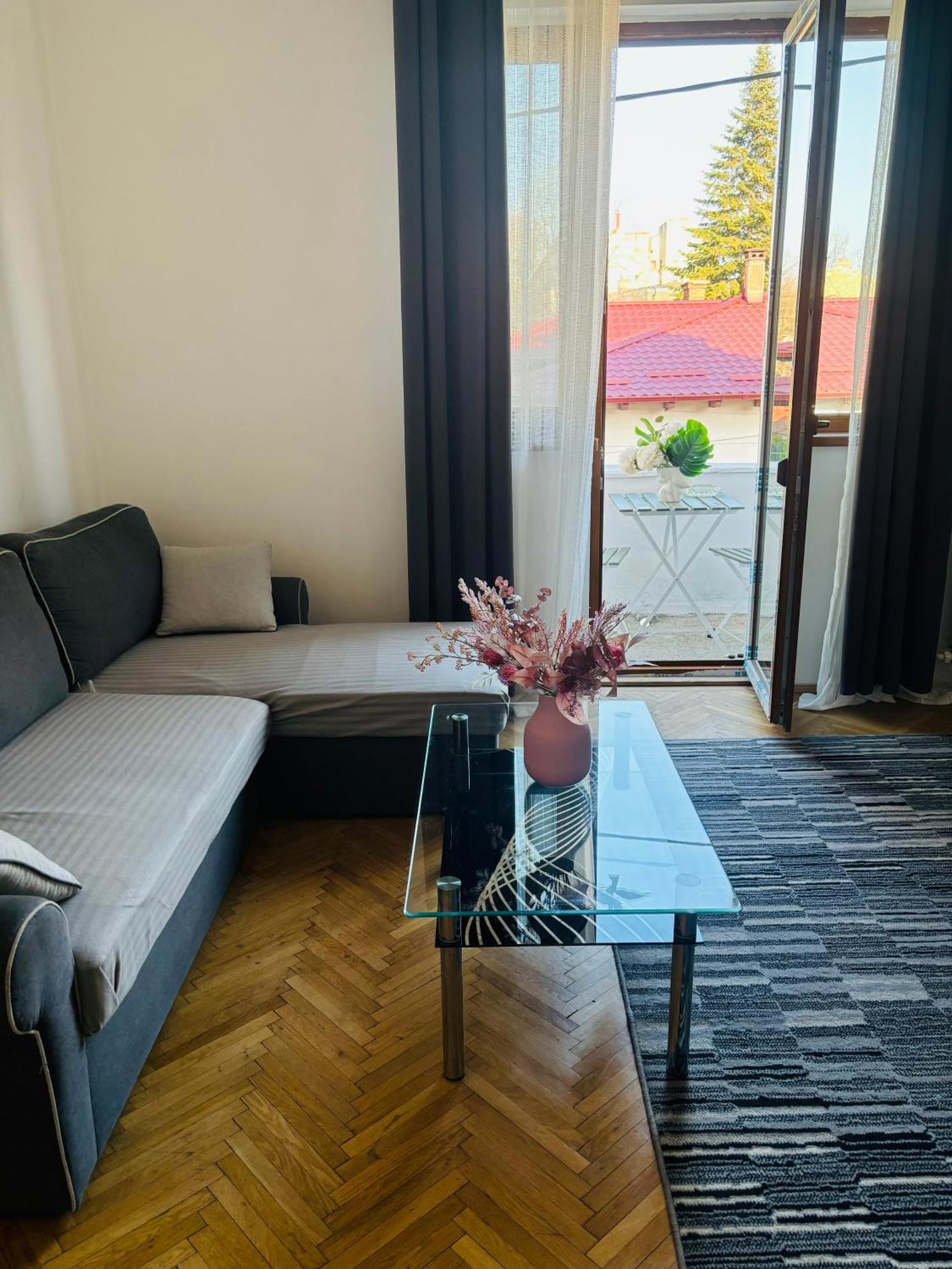 Cozy Apartment Near City Center Bucarest Exterior foto