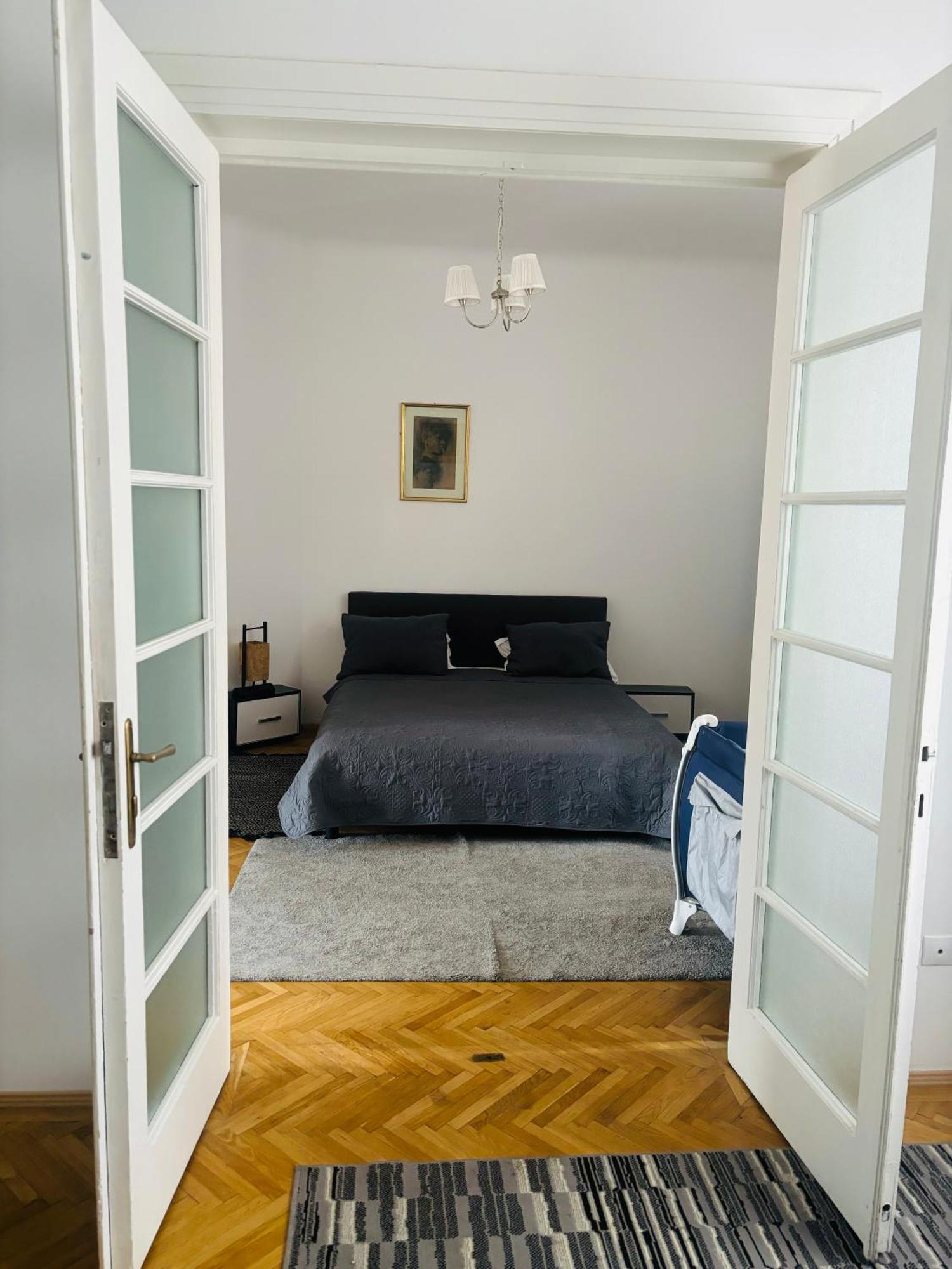 Cozy Apartment Near City Center Bucarest Exterior foto
