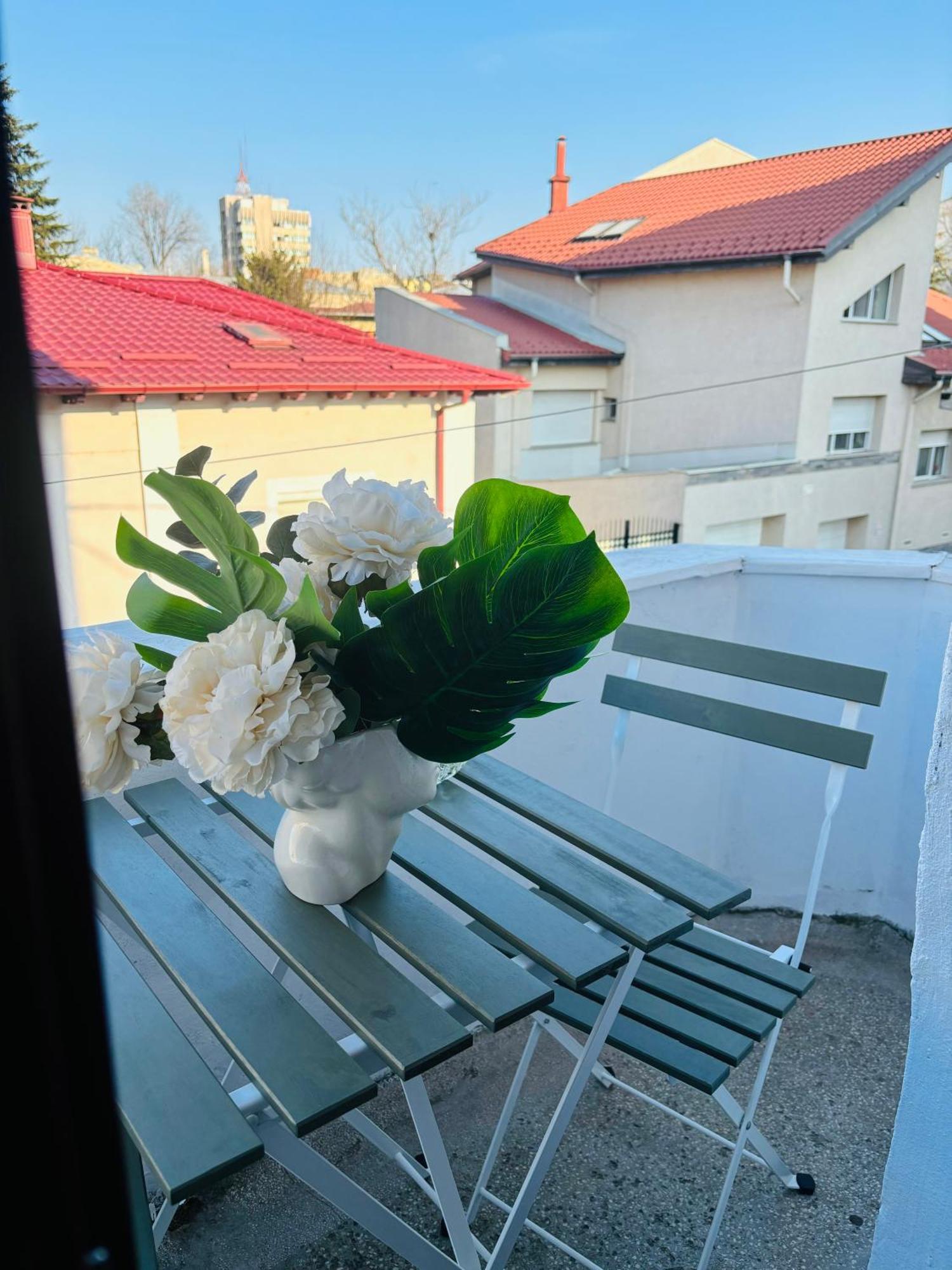 Cozy Apartment Near City Center Bucarest Exterior foto