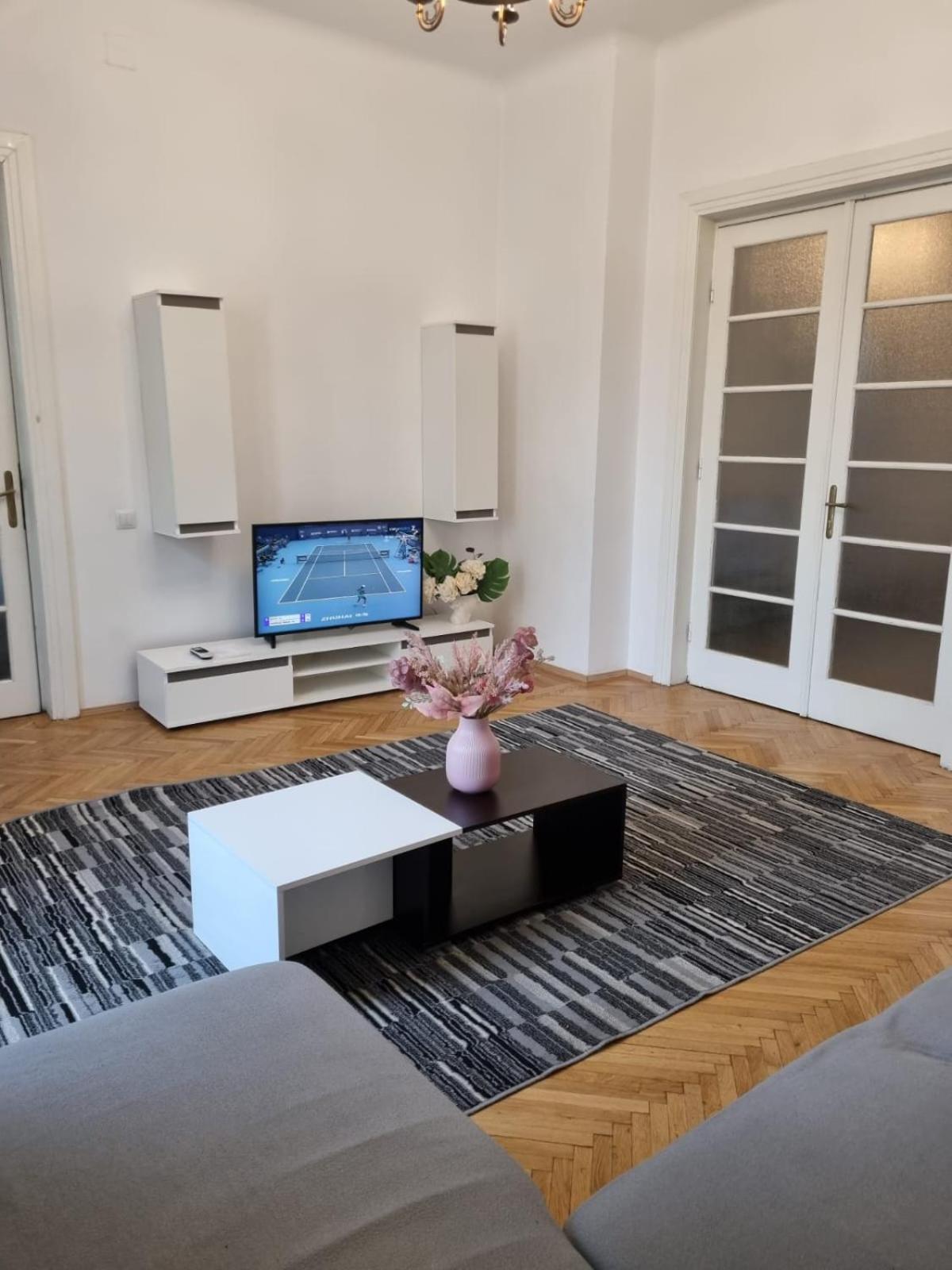 Cozy Apartment Near City Center Bucarest Exterior foto