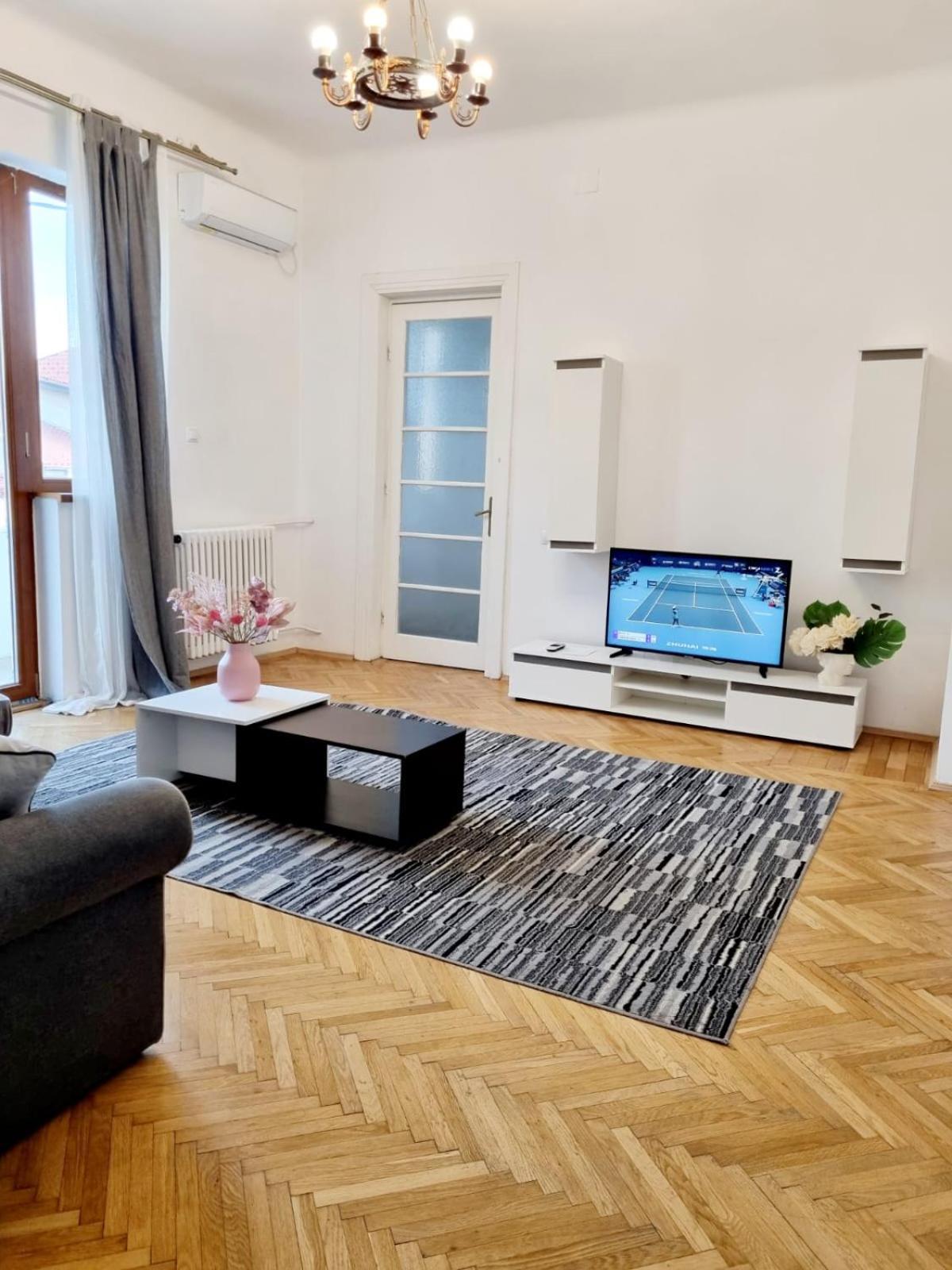 Cozy Apartment Near City Center Bucarest Exterior foto